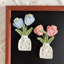 Load image into Gallery viewer, Flat Tulip Vase Crochet Pattern
