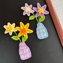 Load image into Gallery viewer, Flat Lily Vase Crochet Pattern
